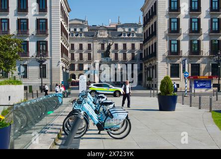 Reihe von Pedalassistenten E-Fahrrädern zur Vermietung Plaza Alfonso XIII Calle Calvo Sotelo Santander Cantabria Spanien Stockfoto