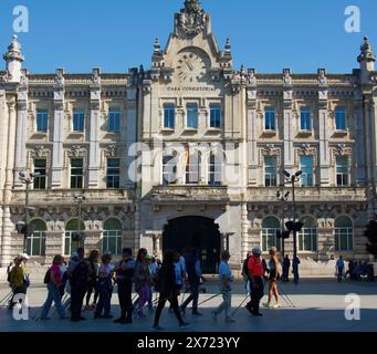 Gruppe von Wanderern auf einer Führung vor der Fassade des Rathaushauses im Stadtzentrum von Santander Kantabrien Spanien Stockfoto