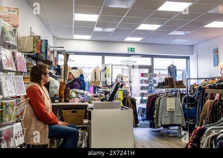 Das Innere eines Wohltätigkeitsgeschäfts in Newquay in Cornwall, Großbritannien. Stockfoto