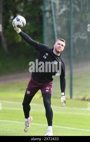 Oriam Sports Centre Edinburgh.Scotland.UK.17. Mai 24 Hearts Zander Clark Training Session für Cinch Premiership Match vs. Rangers Credit: eric mccowat/Alamy Live News Stockfoto