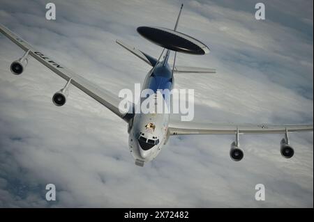 Flieger, die dem 121. Luftbetankungsflügel in Rickenbacker Air National Guard Base in Ohio zugeordnet sind, bereiten sich auf Luftbetankungsoperationen über Europa vor. Stockfoto