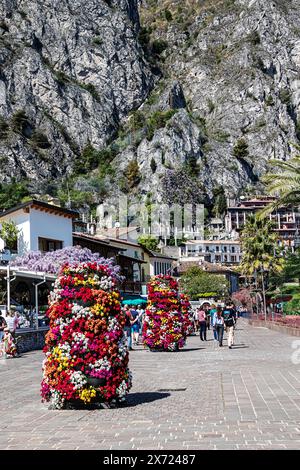 LIMONE, ITALIEN - 21. APRIL 2024: Lebhafte Blumenarrangements und malerische Landschaft in Limone Sul Garda, Italien. Stockfoto