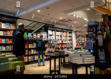 Kunden, die in einem Waterstones Buchladen im Stadtzentrum von Truro in Cornwall in Großbritannien stöbern. Stockfoto