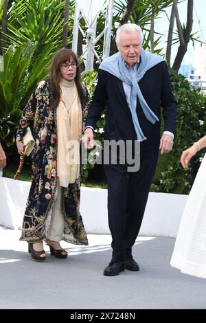 CANNES, FRANKREICH - 17. MAI: Talia Shire, Jon Voight nehmen am "Megalopolis" Fotocall beim 77. Jährlichen Filmfestival von Cannes im Palais des Festivals am 17. Mai 2024 in Cannes Teil. Kredit: Media Pictures/Alamy Stock Live News Stockfoto