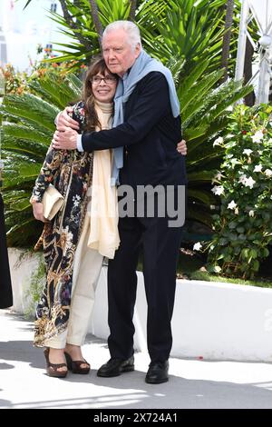 CANNES, FRANKREICH - 17. MAI: Jon Voight, Talia Shire, nimmt am Fotocall "Megalopolis" beim 77. Jährlichen Filmfestival von Cannes am Palais des Festivals am 17. Mai 2024 in Cannes Teil. Kredit: Media Pictures/Alamy Stock Live News Stockfoto