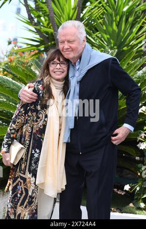 CANNES, FRANKREICH - 17. MAI: Jon Voight, Talia Shire, nimmt am Fotocall "Megalopolis" beim 77. Jährlichen Filmfestival von Cannes am Palais des Festivals am 17. Mai 2024 in Cannes Teil. Kredit: Media Pictures/Alamy Stock Live News Stockfoto