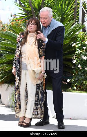 CANNES, FRANKREICH - 17. MAI: Jon Voight, Talia Shire, nimmt am Fotocall "Megalopolis" beim 77. Jährlichen Filmfestival von Cannes am Palais des Festivals am 17. Mai 2024 in Cannes Teil. Kredit: Media Pictures/Alamy Stock Live News Stockfoto