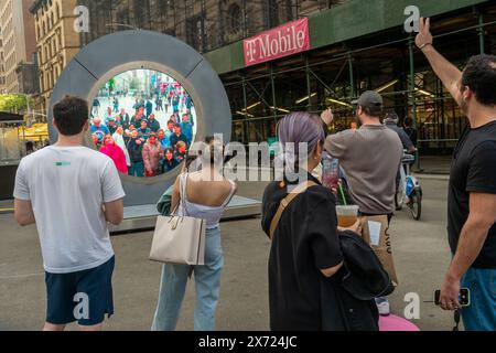 Besucher des Flatiron Plaza in New York begrüßen Dublin, Irland, über das „The Portal“ an seinem Debüt am Mittwoch, den 8. Mai 2024. Die beiden Skulpturen befinden sich in Flatiron Plaza und in der O’Connell Street in Dublin. Die Kunstinstallation wurde vom litauischen Künstler Benediktas Gylys geschaffen und wird 24/7 bis Herbst 2024 ausgestellt. (© Richard B. Levine) Stockfoto