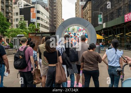 Besucher des Flatiron Plaza in New York begrüßen Dublin, Irland, über das „The Portal“ an seinem Debüt am Mittwoch, den 8. Mai 2024. Die beiden Skulpturen befinden sich in Flatiron Plaza und in der O’Connell Street in Dublin. Die Kunstinstallation wurde vom litauischen Künstler Benediktas Gylys geschaffen und wird 24/7 bis Herbst 2024 ausgestellt. (© Richard B. Levine) Stockfoto