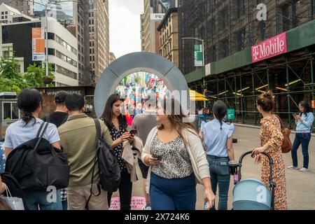 Besucher des Flatiron Plaza in New York begrüßen Dublin, Irland, über das „The Portal“ an seinem Debüt am Mittwoch, den 8. Mai 2024. Die beiden Skulpturen befinden sich in Flatiron Plaza und in der O’Connell Street in Dublin. Die Kunstinstallation wurde vom litauischen Künstler Benediktas Gylys geschaffen und wird 24/7 bis Herbst 2024 ausgestellt. (© Richard B. Levine) Stockfoto