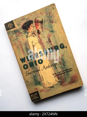 Taschenbuch-Ausgabe von os Sherwood Andersons Kurzgeschichten-Zyklus „Winesburg, Ohio“ von 1919 in New York am Dienstag, den 14. Mai 2024. Das Buch wurde ursprünglich am 8. Mai 1919 veröffentlicht und feiert sein 105-jähriges Bestehen. (© Richard B. Levine) Stockfoto