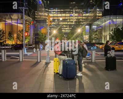 Reisende, die die Moynihan Train Hall am Bahnhof Pennsylvania vor dem Manhattan West verlassen, Bauvorhaben in New York am Mittwoch, den 8. Mai 2024. (© Frances M. Roberts) Stockfoto