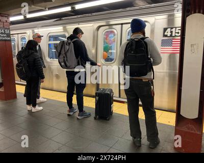 Wochenendfahrt in der New Yorker U-Bahn an der 34th Street-Penn Station am Sonntag, den 12. Mai 2024. (© Frances M. Roberts) Stockfoto