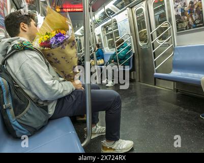 Blumen in der U-Bahn in New York am MotherÕs Day, Sonntag, 12. Mai 2024. Der Muttertag wurde erstmals 1908 in den USA gefeiert, wobei Anna Jarvis eine Kampagne initiierte, um den Tag zu einem anerkannten Feiertag zu machen, die 1914 mit der Unterzeichnung einer Proklamation von Pr. Woodrow Wilson stattfand. (© Richard B. Levine) Stockfoto