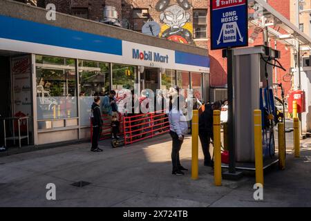 FOMO hält fest, wie die Linie vor Smacking Burger aussagt, die sich in einer Mobil-Tankstelle in Greenwich Village in New York befindet und am Samstag, den 11. Mai 2024 gesehen wurde. Die beliebte Burgergemeinde befindet sich in einem Mobil Mart im West Village und zieht einen Kult an, der Generäle Z’ers folgt, die Angst haben, die Tankstelle schtick zu verpassen. (© Richard B. Levine) Stockfoto