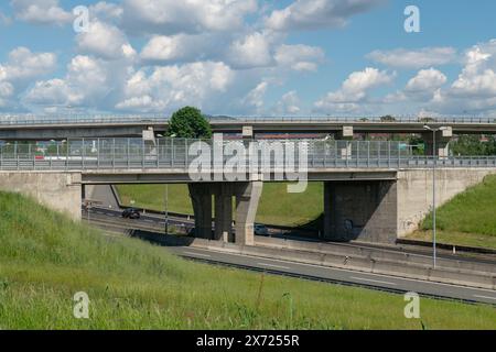 autobahnüberführungen, können auch Notspuren, Fußgängerbeläge und Beleuchtungssysteme umfassen, um die Sicht bei Nacht zu gewährleisten. Turin, Italien, 9. Mai Stockfoto