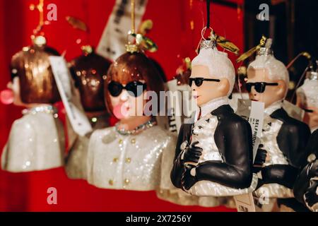 London, Vereinigtes Königreich - 25. September 2023: Weihnachtsdekoration in Form von Anna Wintour und Karl Lagerfeld im Selfridges Kaufhaus i Stockfoto