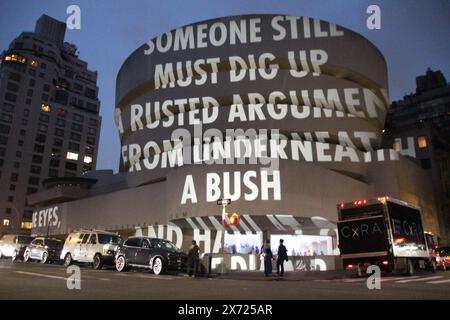 New York, USA. Mai 2024. Besucher stehen vor der Installation „for the Guggenheim“ der Künstlerin Jenny Holzer, die auf die Außenfassade des New Yorker Guggenheim Museums projiziert wird. Quelle: Christina Horsten/dpa/Alamy Live News Stockfoto