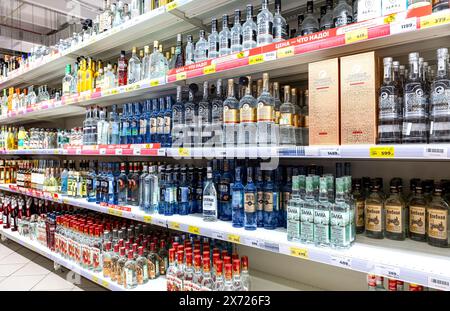 Samara, Russland - 5. Mai 2024: Verschiedene stark alkoholische Getränke in Flaschen, die in Supermarktregalen verkauft werden können. Verschiedene russische Wodka in Flaschen Stockfoto