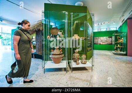 Brünn, Tschechische Republik. Mai 2024. Die Ausstellung A Thousand Faces of Amazonia zeigt die kulturelle und natürliche Vielfalt des Amazonas und gibt einen Einblick in das Leben der Ureinwohner dieser riesigen und vielfältigen Region im Anthropos Pavillon im Mährischen Museum in Brünn, Tschechoslowakei, 16. Mai 2024. Quelle: Patrik Uhlir/CTK Photo/Alamy Live News Stockfoto