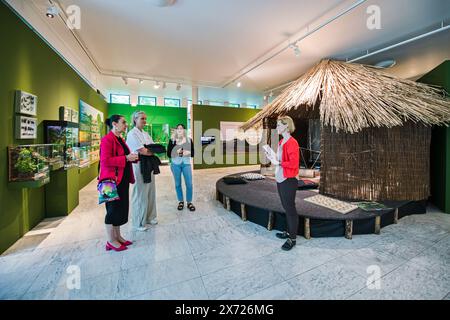 Brünn, Tschechische Republik. Mai 2024. Die Ausstellung A Thousand Faces of Amazonia zeigt die kulturelle und natürliche Vielfalt des Amazonas und gibt einen Einblick in das Leben der Ureinwohner dieser riesigen und vielfältigen Region im Anthropos Pavillon im Mährischen Museum in Brünn, Tschechoslowakei, 16. Mai 2024. Quelle: Patrik Uhlir/CTK Photo/Alamy Live News Stockfoto