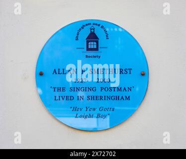 Norfolk, Großbritannien - 16. Dezember 2023: Gedenktafel in der Küstenstadt Sheringham in Norfolk, gewidmet Allan F Smethurst, bekannt als der singende Postman - Stockfoto