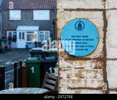 Norfolk, Großbritannien - 16. Dezember 2023: Eine Gedenktafel in der Küstenstadt Sheringham in Norfolk, die den Ort markiert, an dem die erste Bombe auf Bridson abgefeuert wurde Stockfoto