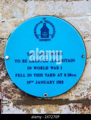 Norfolk, Großbritannien - 16. Dezember 2023: Eine Gedenktafel in der Küstenstadt Sheringham in Norfolk, die den Ort markiert, an dem die erste Bombe auf Bridson abgefeuert wurde Stockfoto