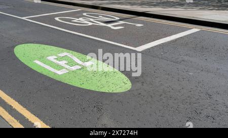 LEZ - Straßenmarkierung für die Zone mit geringer Emmision in Edinburgh, Schottland, Großbritannien. Stockfoto