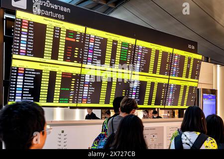 Innenraum des Terminals des internationalen Flughafens Suvarnabhumi, Anzeigetafeln, Passagiere, Bangkok, Thailand Stockfoto