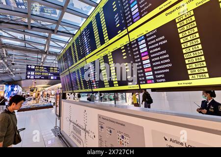 Innenraum des Terminals des internationalen Flughafens Suvarnabhumi, Anzeigetafeln, Passagiere, Bangkok, Thailand Stockfoto