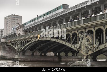 Frankreich, Paris - 04. Januar 2024 - Eine U-Bahn überquert die Brücke Pont de Bir Hakeim über die seine in Paris. Skulpturen zur Dekoration der zweistöckigen Brücke Bir Stockfoto