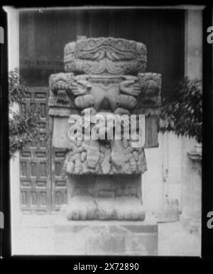 Aztekische Idol, Teoyaomiqui Coatlicue (Statue), Detroit Photographic Co. Und 01132 auf negativ., Auftrag der Mexican Central Railway, 1891., Detroit Publishing Co. No. 01132., Geschenk; State Historical Society of Colorado; 1949, Idols. , Azteken. , Coatlicue (Statue) , Skulptur. Indianer von Mexiko, spirituelles Leben. , Mexiko, Mexiko-Stadt. Stockfoto