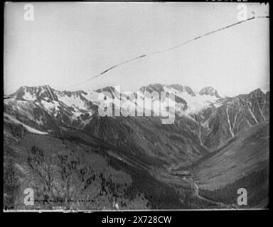 Heart of the Selkirks, British Columbia, Kanada, Negative bilden ein vierteiliges Panorama mit Varianten des linken und rechten Mittelbereichs (A und B)., Panorama LC-D43-10257 ähnelt LC-D4-10681. Für LC-D43-10257-RC-B wurde kein doppeltes negativ- oder Videobild erstellt, da es so ähnlich ist wie, Titel rechts negativ: Sir Donald vom Mt. Abbott., Glas lackiert auf linksem negativ (A), linksem Mitte negativ, rechtem Mitte negativ (A), rechtem Mitte negativ (B) und rechtem negativ., „Copr. Detroit Photographic Co.' auf dem rechten negativ. '10257-4-L' auf beiden linken Negativen; '014646/0100[, ] (4) L' und Stockfoto