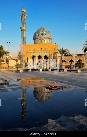 Bagdad 20 Jahre Nach Der Invasion. Abschnitt des Firdos-Platzes im Vordergrund, mit Ramadan-Moschee dahinter, Bagdad - Irak Stockfoto