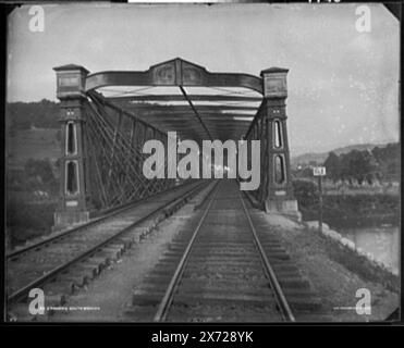 Crossing South Branch, „W.H. Jackson & Co., Denver.“, im Auftrag von Baltimore & Ohio Railroad., Detroit Publishing Co. No. 01745., Gift; State Historical Society of Colorado; 1949, Railroad Tracks. , Eisenbahnbrücken. , Usa, West Virginia. , Usa, Potomac River. Stockfoto