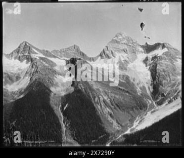 Sir Donald & Eagle Peaks ab Mt. Abbot, Selkirk MTS., B.C., gelistet in Detroit Publishing Co. Negative log by [Peabody], Exposure date, August 1902., 'Copyright 1902 by Detroit Photographic Co.' und '015178' auf negative., Detroit Publishing Co. No. 015178., Geschenk; State Historical Society of Colorado; 1949, Mountains. , Kanada, British Columbia. , Kanada, Selkirk Range. Stockfoto
