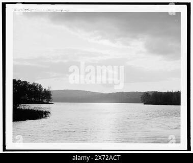 Sonnenuntergang, Lake Waban, Wellesley College, Mass., '59' auf negativ. Detroit Publishing Co.-Nr. 071113., Geschenk; State Historical Society of Colorado; 1949, Universities & Colleges. , Seen und Teiche. , Sonnenaufgänge und Sonnenuntergänge. , Usa, Massachusetts, Wellesley. Usa, Massachusetts, Waban Lake. Stockfoto