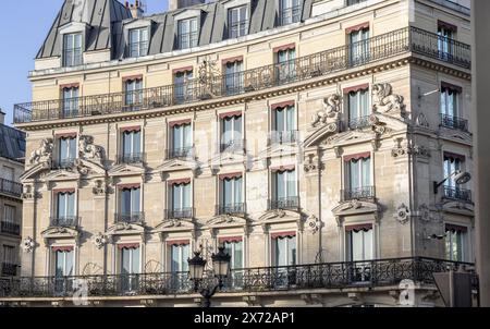 Frankreich, Paris - 03. Januar 2024 - Außenarchitektur des Hotels La Villa Royale mit typischen Balkonen und Fenstern in paris. Leerzeichen für Text, selektiv f Stockfoto