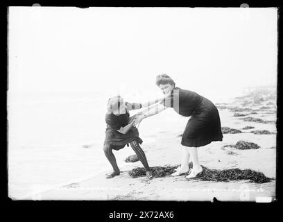 Kommen Sie rein, das Wasser ist gut, '614' auf negativ, Detroit Publishing Co. Nein 09294., Geschenk; State Historical Society of Colorado; 1949, Beaches. , Badeschönheiten. Stockfoto