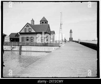 Harbor Entrance, Cleveland, Ohio, 'G 3025 dup' auf negativ, Detroit Publishing Co.-Nr. 018625., Geschenk; State Historical Society of Colorado; 1949, Leuchttürme. , Hafen. , Rettungsstationen. , Usa, Ohio, Cleveland. , Usa, Erie, Lake. Stockfoto