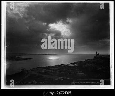 Morro Castle aus Cabanas, Havanna, Kuba, entsprechende Glastransparenz (gleicher Seriencode) auf Videobildschirm 1A-28965 erhältlich. Titel: Sunset from Cabanas Castle, Havanna., Detroit Publishing Co. No 05894., Geschenk; State Historical Society of Colorado; 1949, Morro (Havanna, Kuba), Forts & Fortifications. , Sonnenaufgänge und Sonnenuntergänge. , Hafen. Kuba, Havanna. Stockfoto