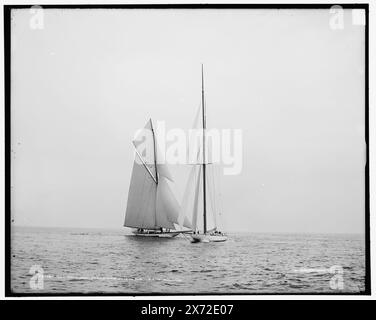 Reliance and Shamrock III kommen für die Linie, 27. August 1903, '1521' auf negativ., Detroit Publishing Co. No. 021780., Geschenk; State Historical Society of Colorado; 1949, Shamrock III (Yacht), Reliance (Yacht), Yachts. , Regattas. , America's Cup Rennen. Stockfoto