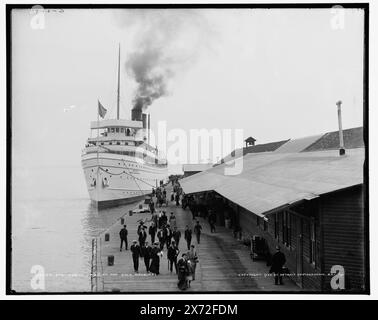 Str. North Land am Dock, Mackinac, 'G 2276' auf negativ, Detroit Publishing Co.-Nr. 018239., Geschenk; State Historical Society of Colorado; 1949, North Land (Dampfschiff), Piers & Wharves. , Passagiere. , Versand. , Usa, Michigan, Mackinac Island. Stockfoto