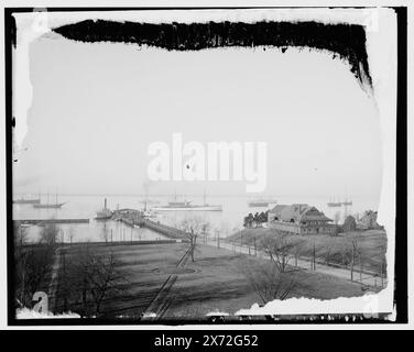 Park and Dock, Newport News, Virginia, Titel von Jackett, Christopher Newport Park. Detroit Publishing Co.-Nr. 034520., Geschenk; State Historical Society of Colorado; 1949, Parks. , Piers & Kais. , Usa, Virginia, Newport News. Stockfoto