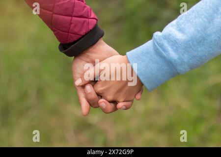 Lebensstil: Junges lateinisches Paar, das die Hände hält. Nahaufnahme Stockfoto