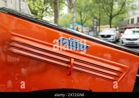 BERLIN - 04. MAI 2024: Das Fragment des Chevrolet-Pickup, Nahaufnahme. Classic Days Berlin 2024. Stockfoto