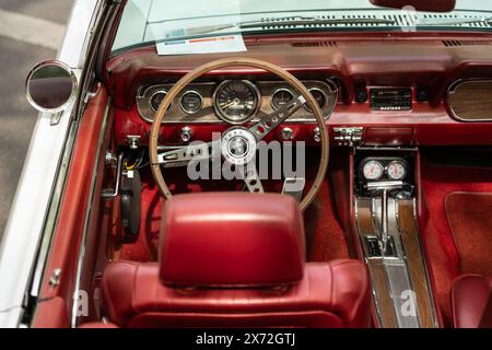 BERLIN - 04. MAI 2024: Innenraum des Muscle Car Ford Mustang Cabriolet, 1966. Classic Days Berlin 2024. Stockfoto