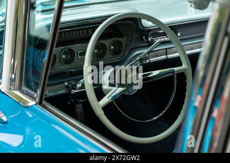 BERLIN - 04. MAI 2024: Innenraum eines Großwagens Pontiac Catalina, 1960. Classic Days Berlin 2024. Stockfoto