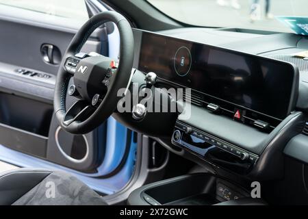 BERLIN - 04. MAI 2024: Innenraum des kompakten Crossover-SUV Hyundai Ioniq 5 N. Classic Days Berlin 2024. Stockfoto